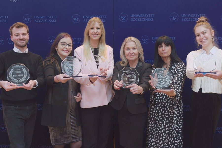 Od lewej: Piotr Zaremba - Przewodniczący Samorządu Studenckiego US, Martyna Czerepaniak - Przewodnicząca Rady Osiedla Akademickiego Us, Magdalena Koziara-Piłatowska - Pełnomocnik Rektora ds. Inicjatyw Proinnowacyjnych US,  dr hab. Katarzyna Kotarska, prof. US - Prorektor ds. Studenckich US, red. Beata Mikołajewska-Wieczorek - Z-ca Dyrektora CEMiI ds. Telewizji, Jagoda Jabłońska - Przewodnicząca Komisji ds. Komunikacji Samorządu Studenckiego US